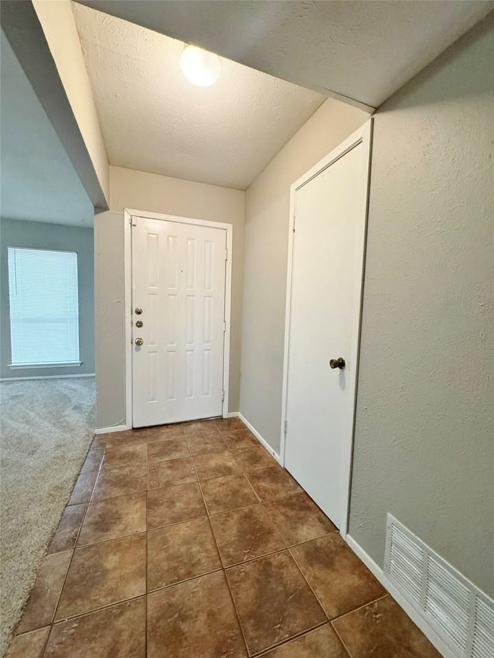 1146 Meadow Creek Dr - Photo 2 of 16
