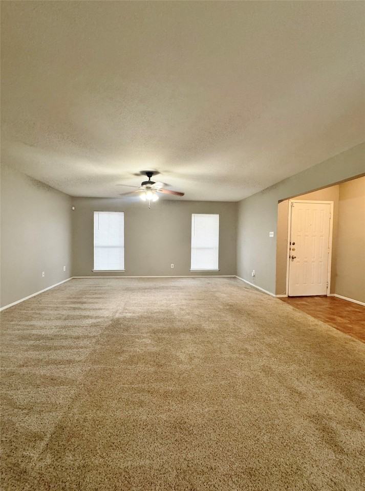 1146 Meadow Creek Dr - Photo 4 of 16