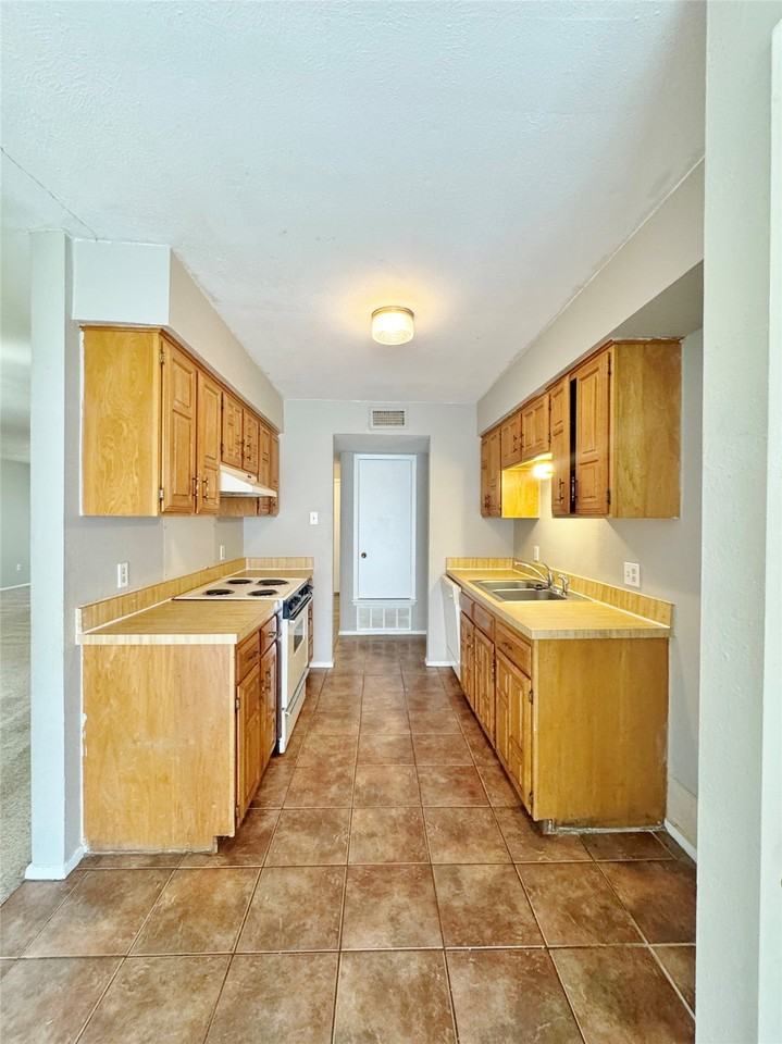 1146 Meadow Creek Dr - Photo 6 of 16