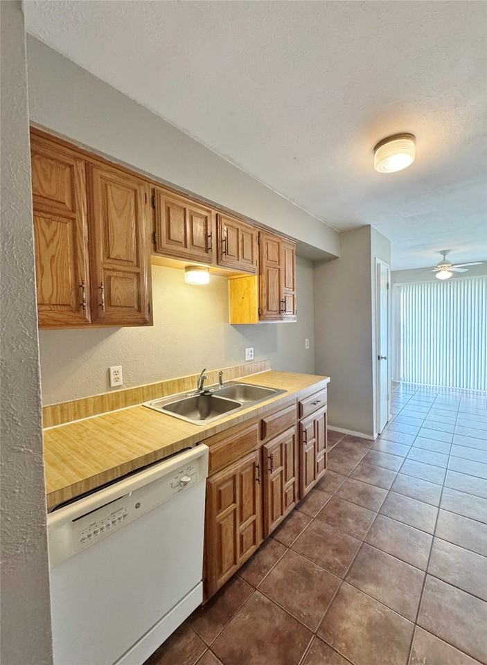 1146 Meadow Creek Dr - Photo 7 of 16