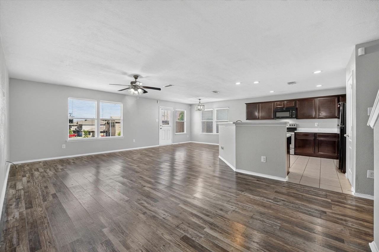 925 Bee Creek Ln - Photo 5 of 38