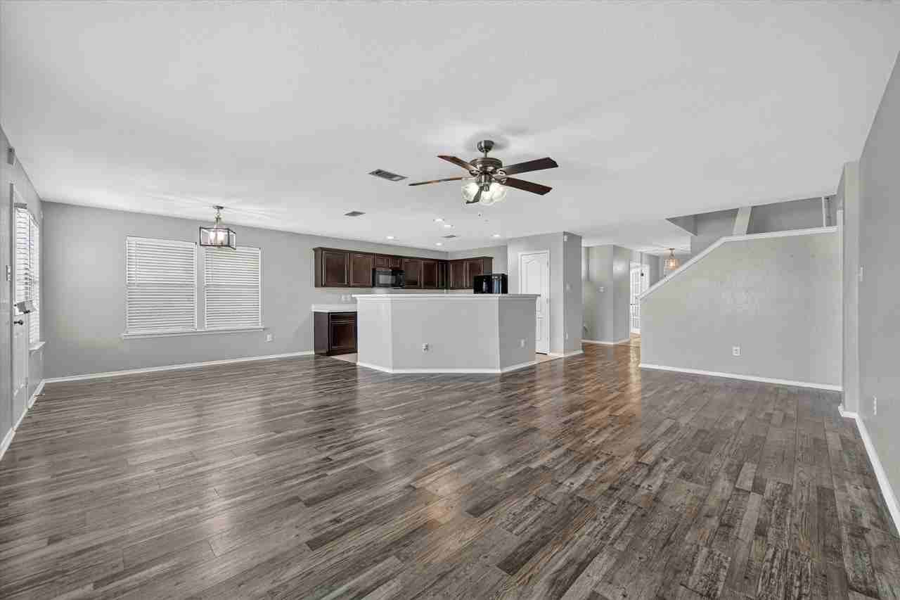 925 Bee Creek Ln - Photo 6 of 38