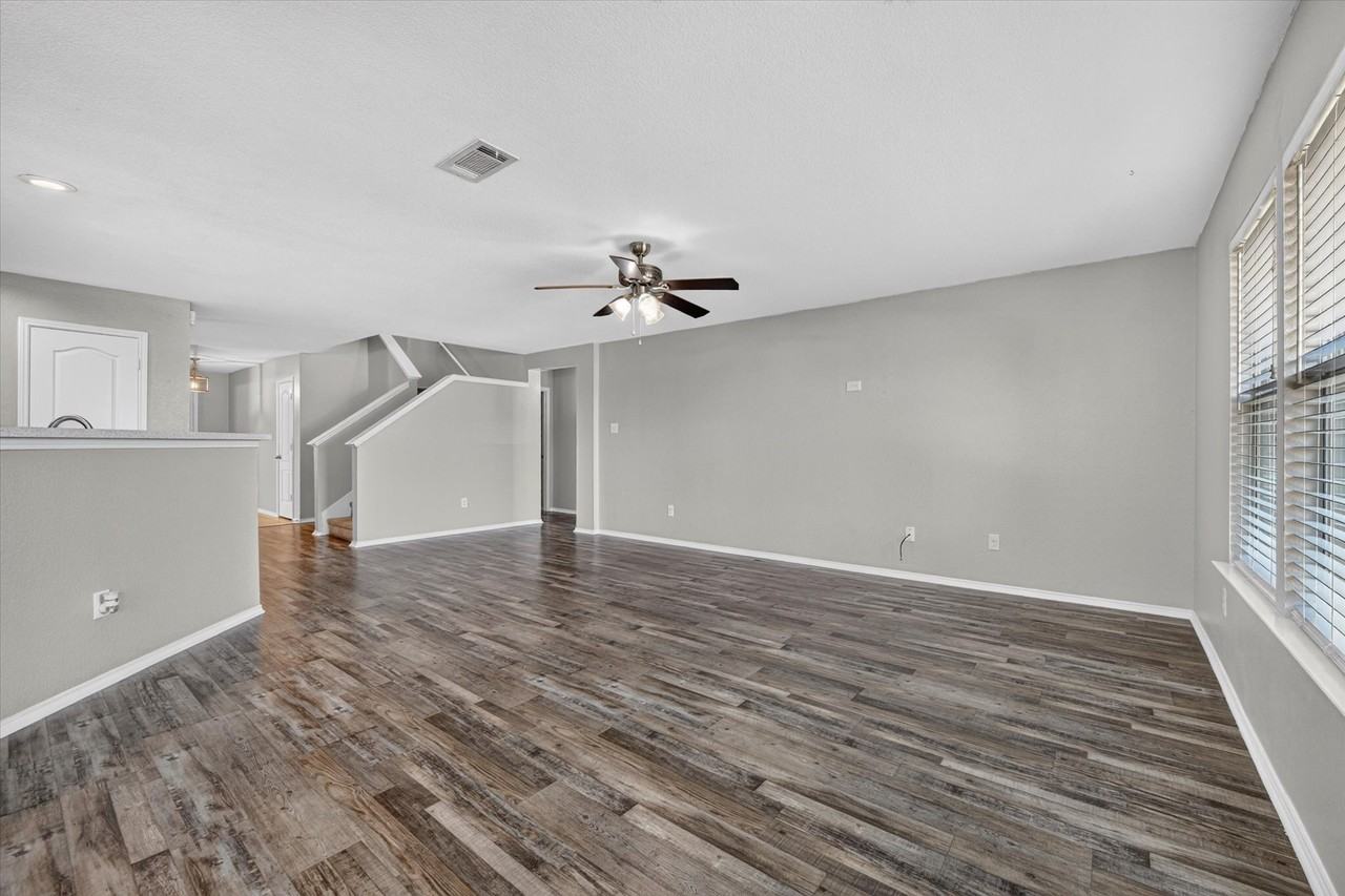 925 Bee Creek Ln - Photo 7 of 38
