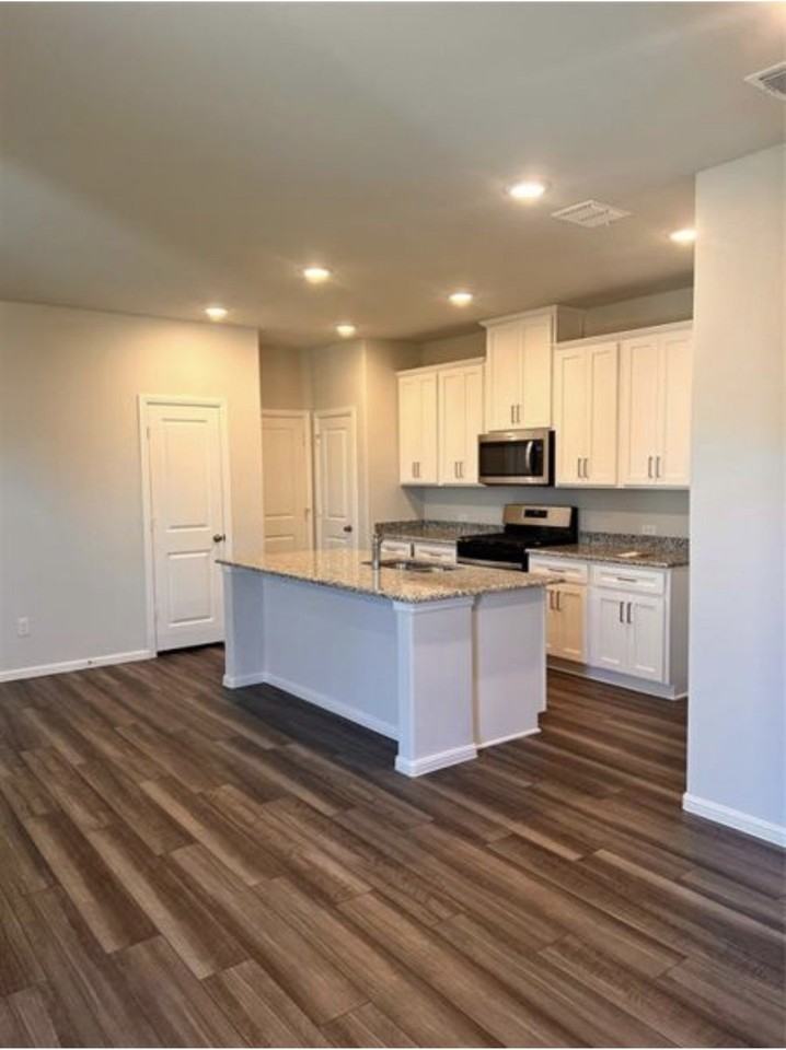 900 Portina Dr - Photo 3 of 32