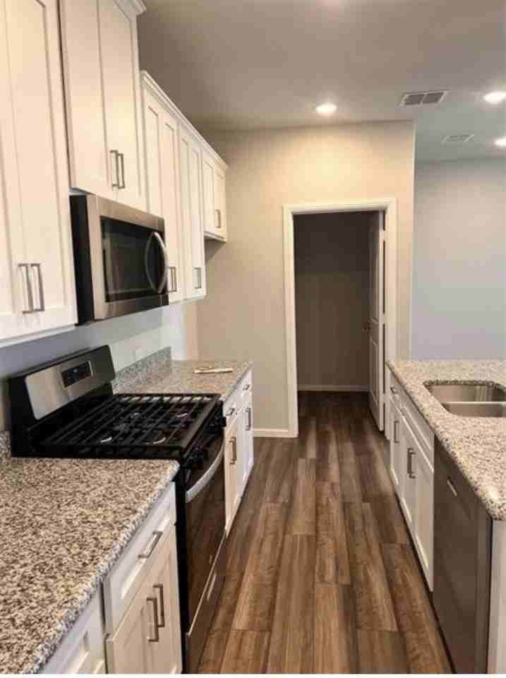 900 Portina Dr - Photo 4 of 32