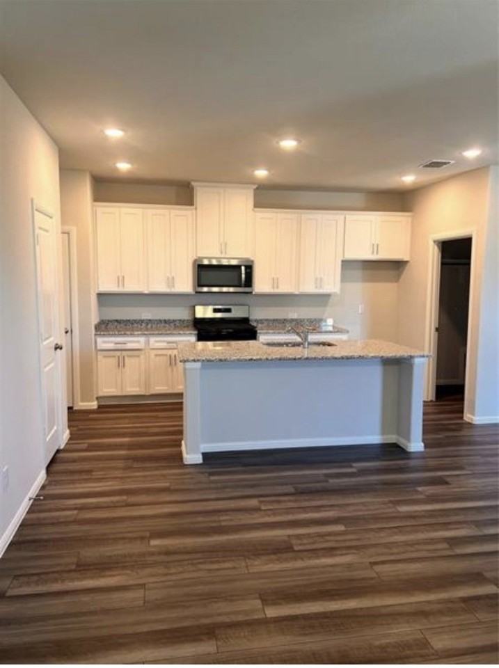900 Portina Dr - Photo 5 of 32