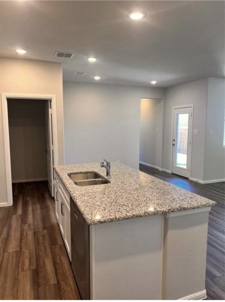 900 Portina Dr - Photo 6 of 32