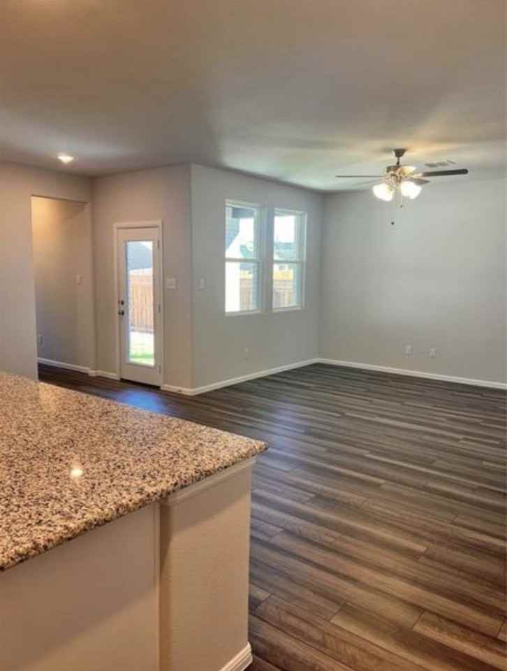 900 Portina Dr - Photo 7 of 32