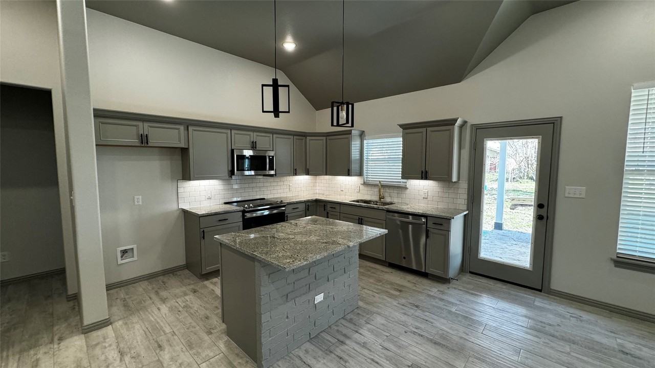 207 S 4th St - Photo 4 of 15