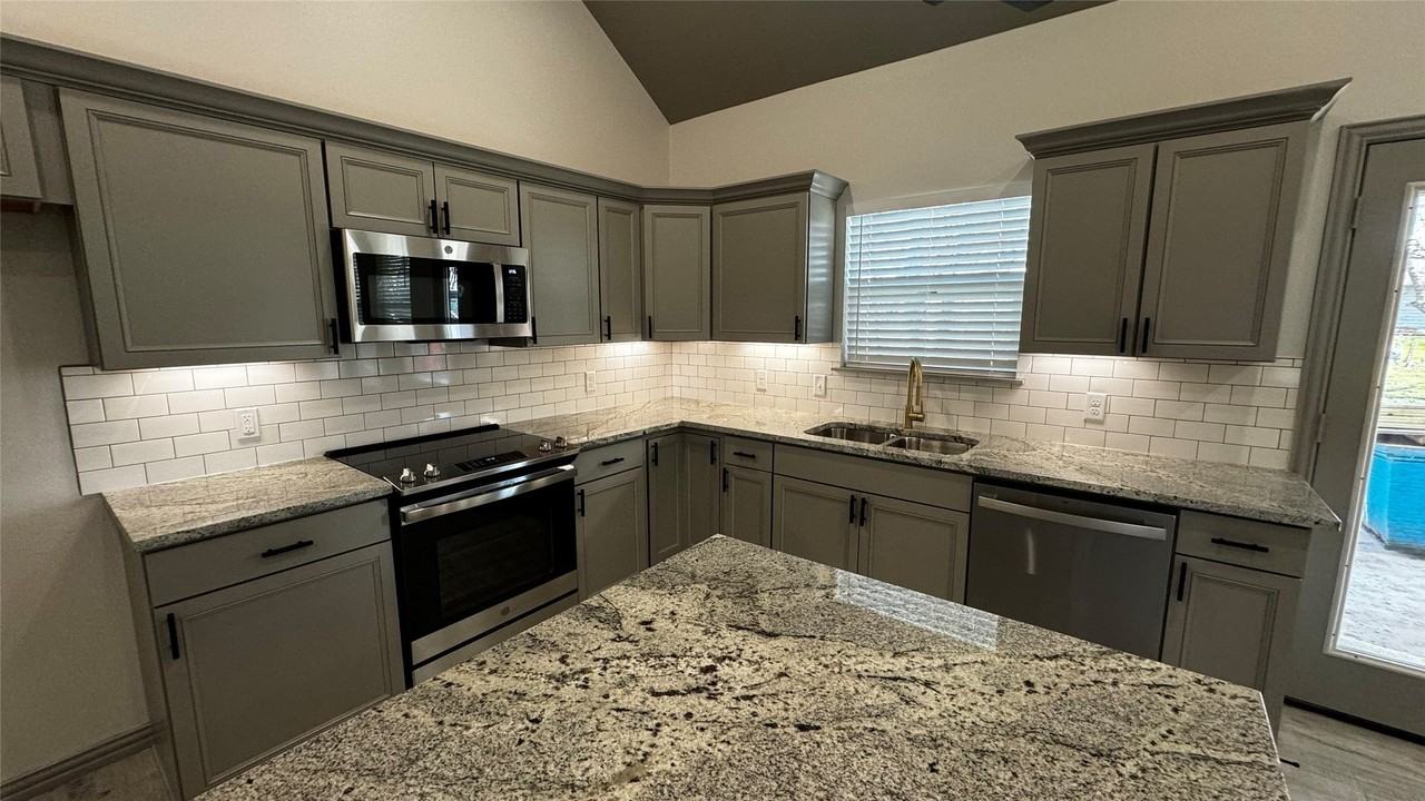 207 S 4th St - Photo 5 of 15