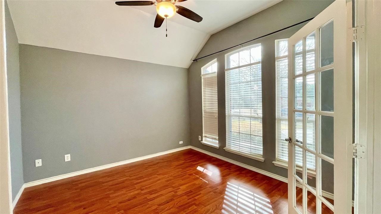 5330 Golfside Dr - Photo 3 of 21
