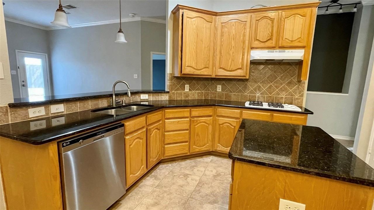 5330 Golfside Dr - Photo 6 of 21