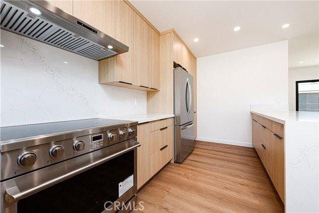 7008 Aura Ave - Photo 4 of 8