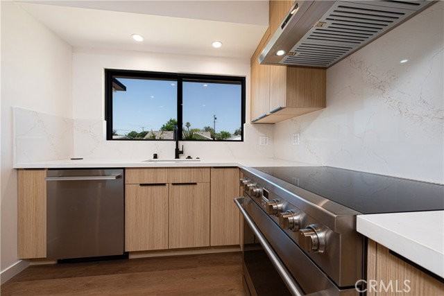 7008 Aura Ave - Photo 6 of 8