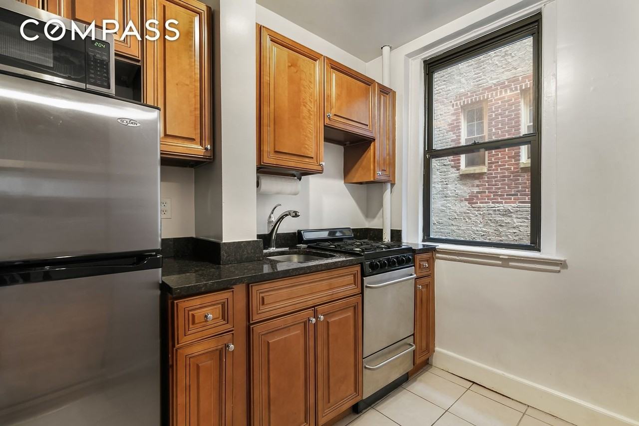 205 W 10th St #3E - Photo 3 of 5