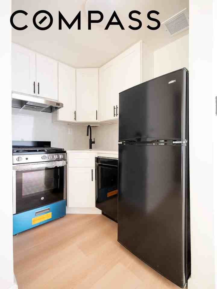 314 W 56th St #4E - Photo 3 of 6