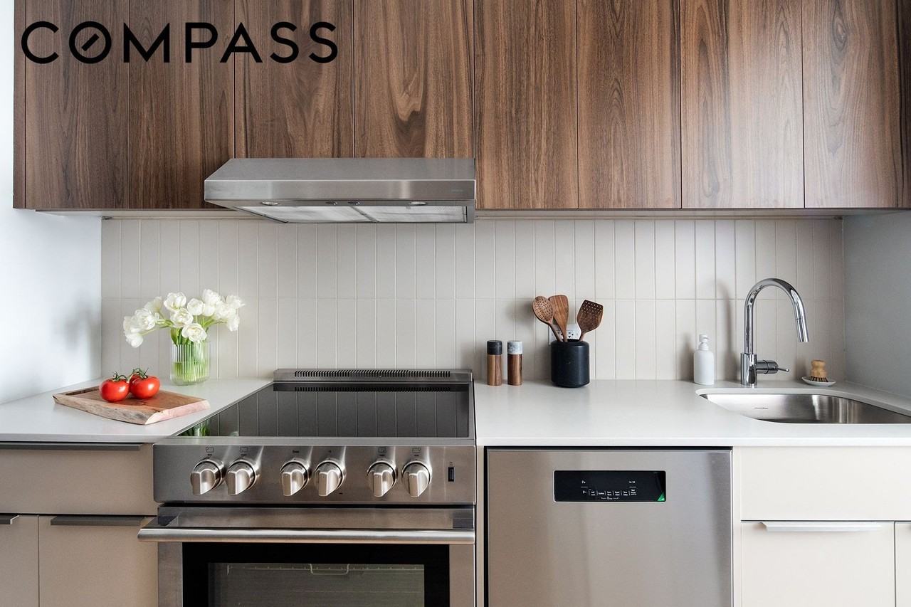 3077 Vernon Blvd - Photo 3 of 10