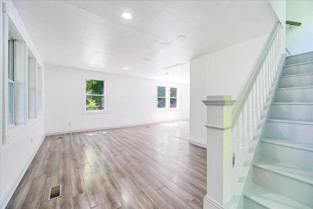 629 South Rd - Photo 5 of 31