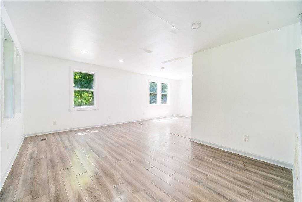 629 South Rd - Photo 6 of 31