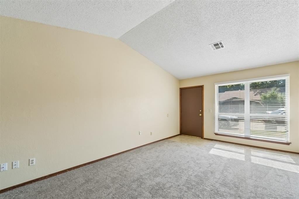 208 Hudson Pl - Photo 3 of 29