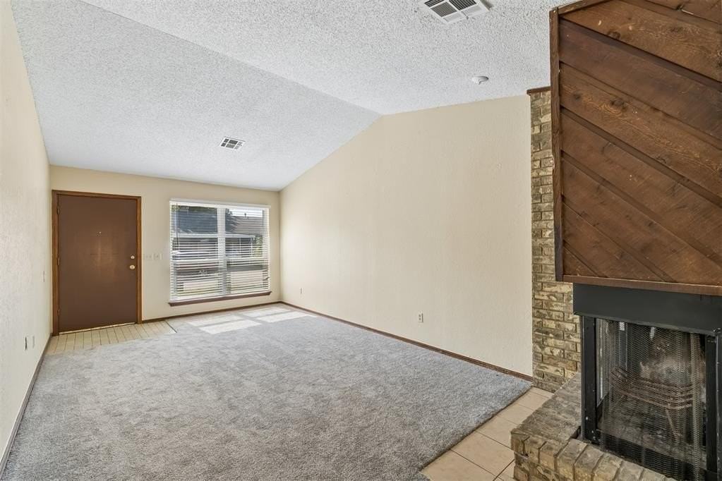 208 Hudson Pl - Photo 4 of 29