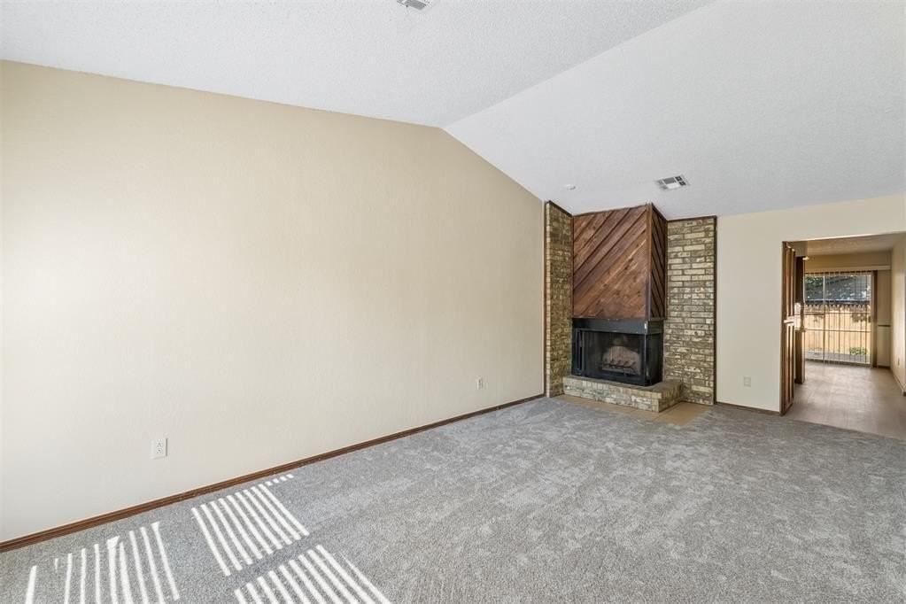 208 Hudson Pl - Photo 5 of 29
