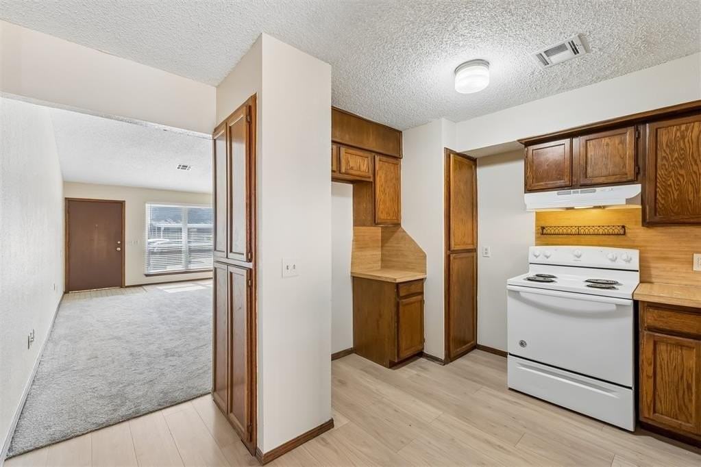 208 Hudson Pl - Photo 7 of 29