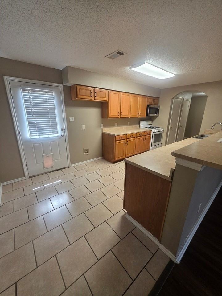 707 Devonian Dr - Photo 7 of 29