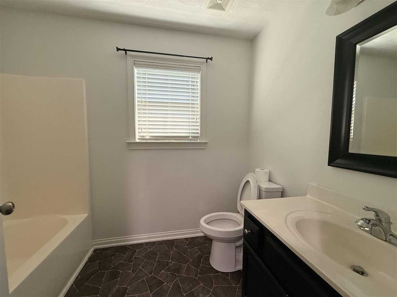 1304 Primrose Ct - Photo 4 of 8