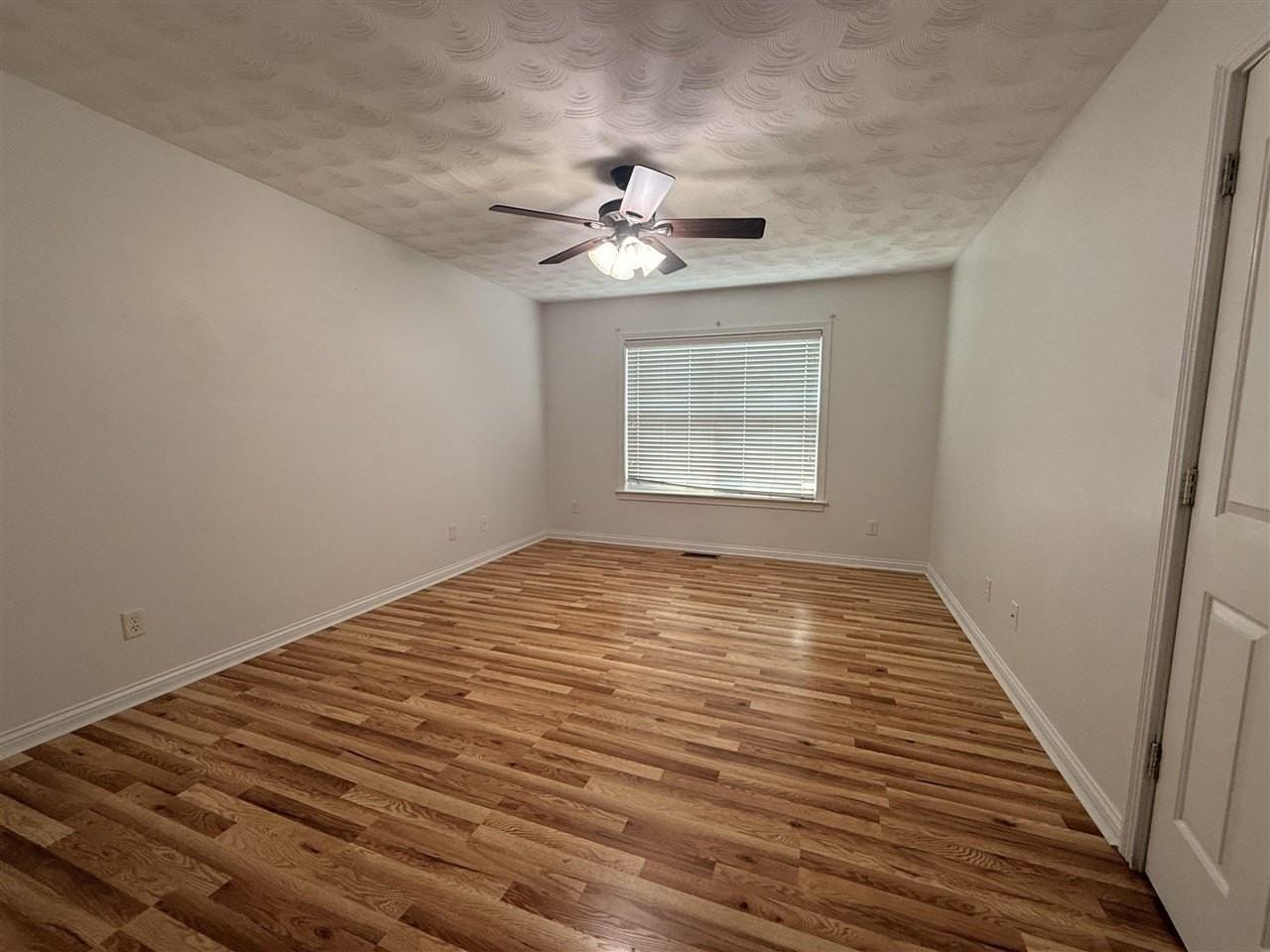 1304 Primrose Ct - Photo 5 of 8