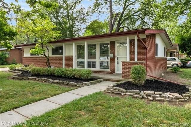 24240 Beverly St - Photo 2 of 31