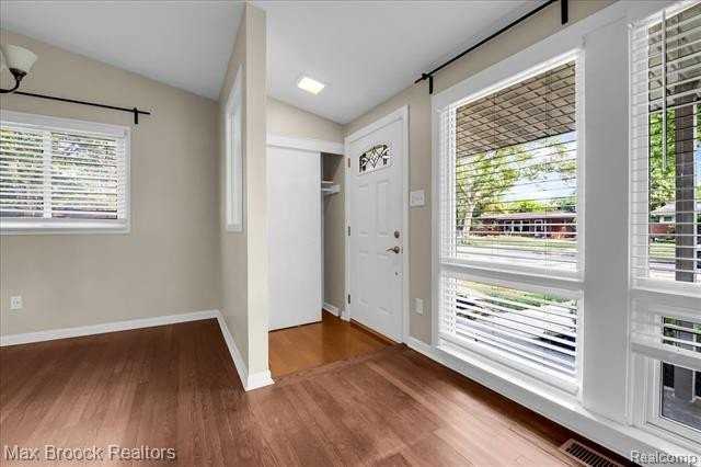 24240 Beverly St - Photo 3 of 31