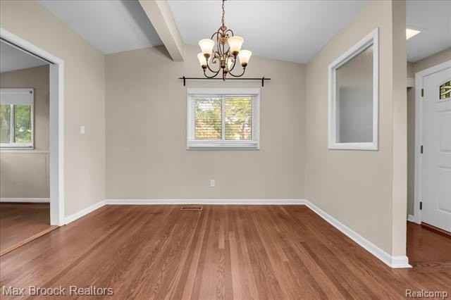 24240 Beverly St - Photo 6 of 31
