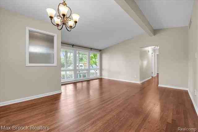 24240 Beverly St - Photo 7 of 31