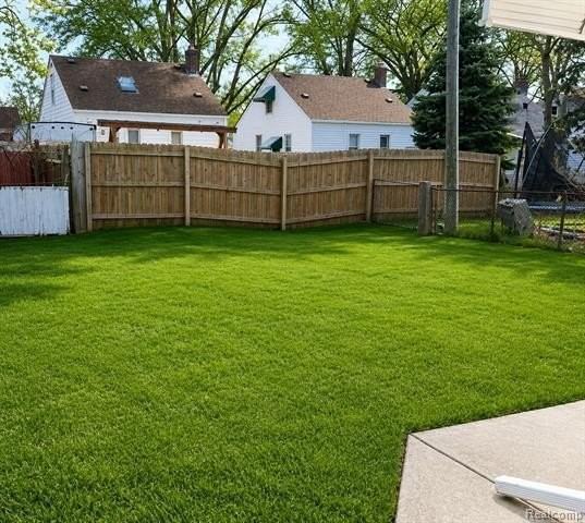 557 White Ave - Photo 3 of 19