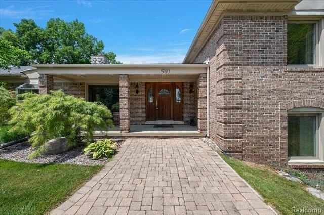 980 Sandhurst Rd - Photo 2 of 50