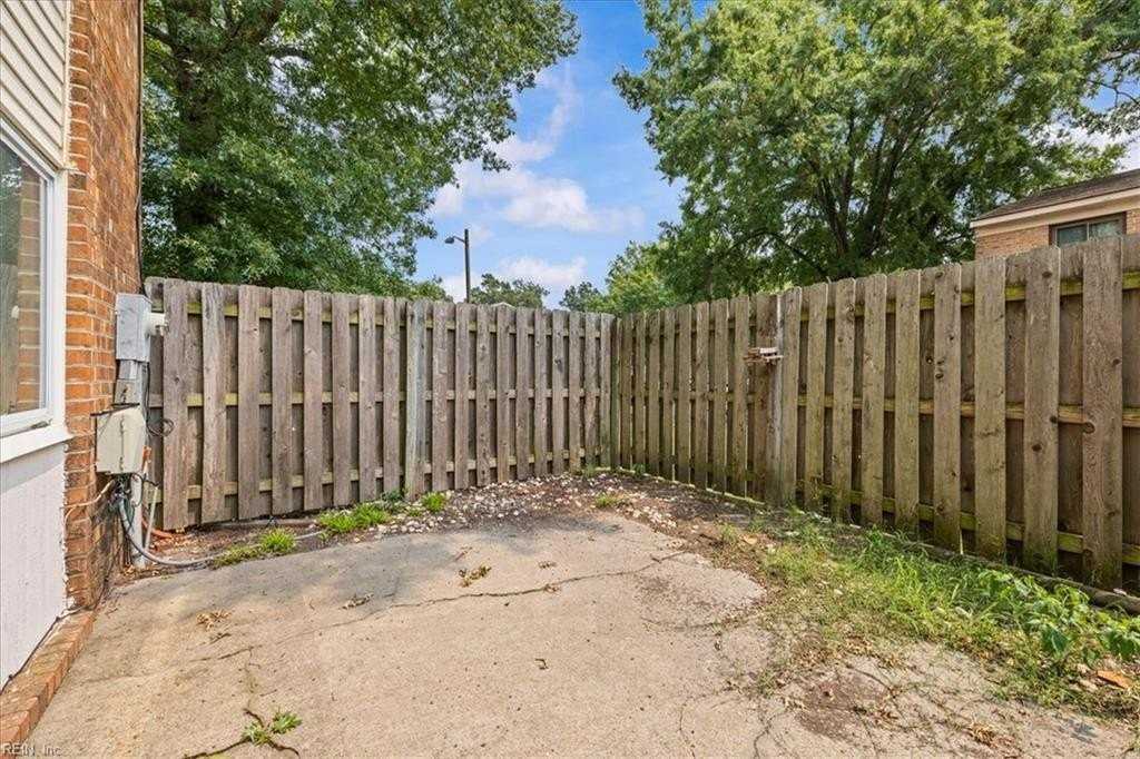 5021 Clairmont Ct - Photo 3 of 38