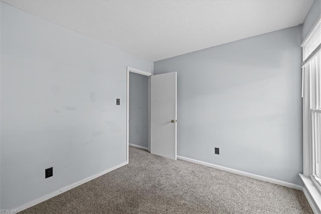 5021 Clairmont Ct - Photo 4 of 38