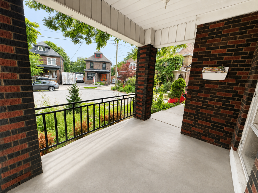 272 Stinson Cres - Photo 3 of 10