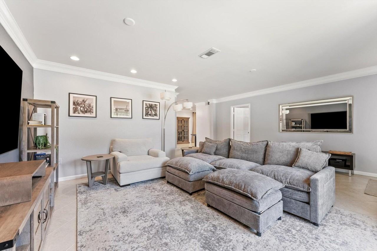 728 Ne 9th Ave - Photo 6 of 44