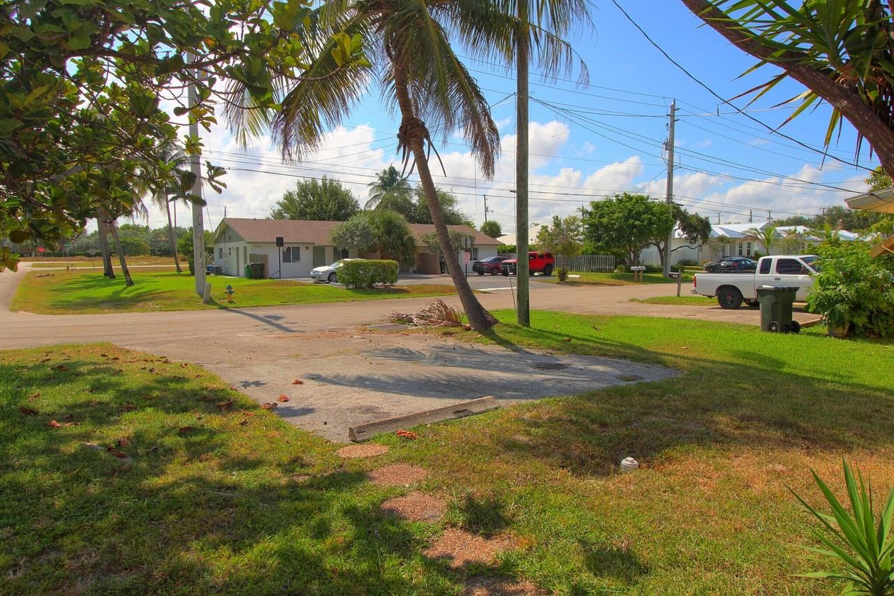 1045 Miami Blvd #A - Photo 4 of 24