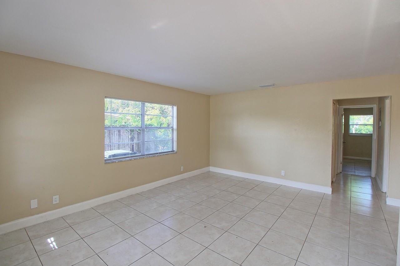 1045 Miami Blvd #A - Photo 6 of 24
