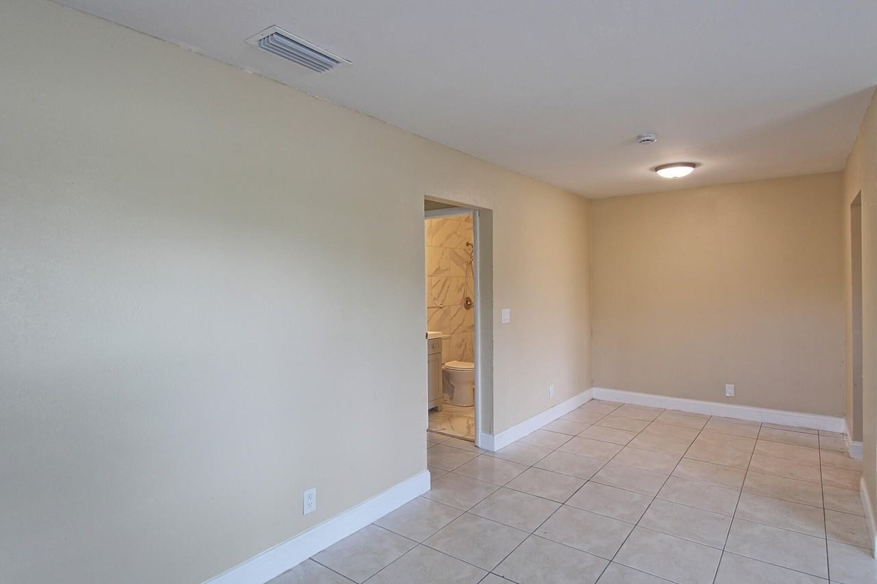 1045 Miami Blvd #A - Photo 7 of 24