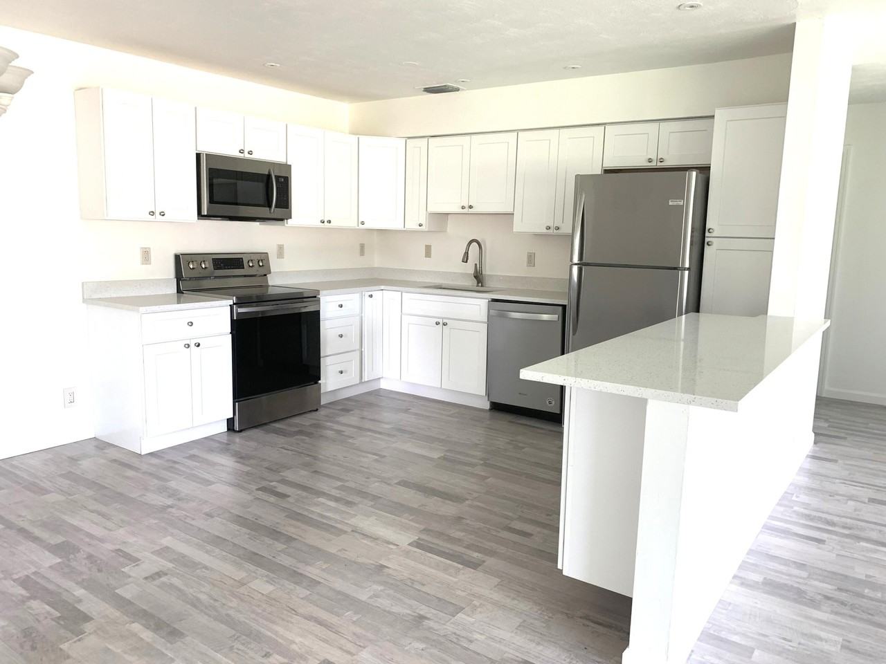 2219 Se 13th St - Photo 3 of 13