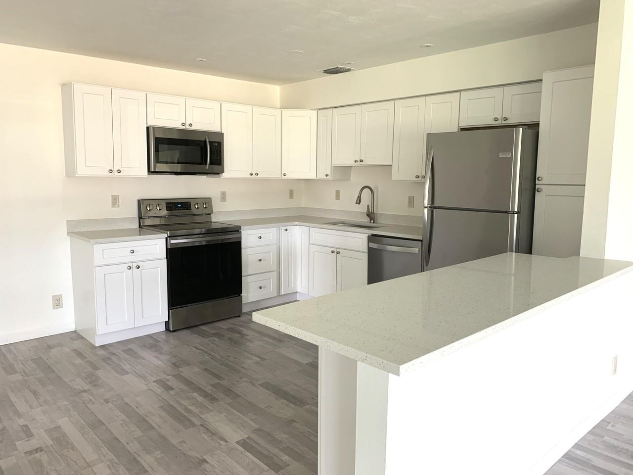 2219 Se 13th St - Photo 4 of 13