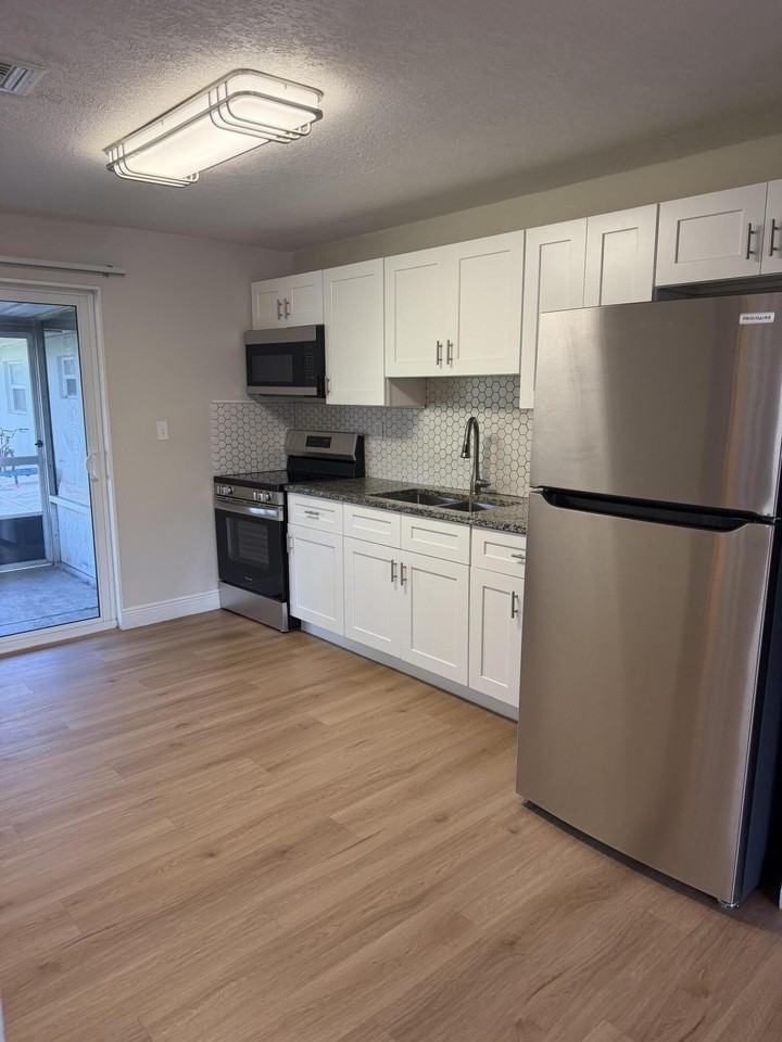 2727 Se Normand St - Photo 5 of 14