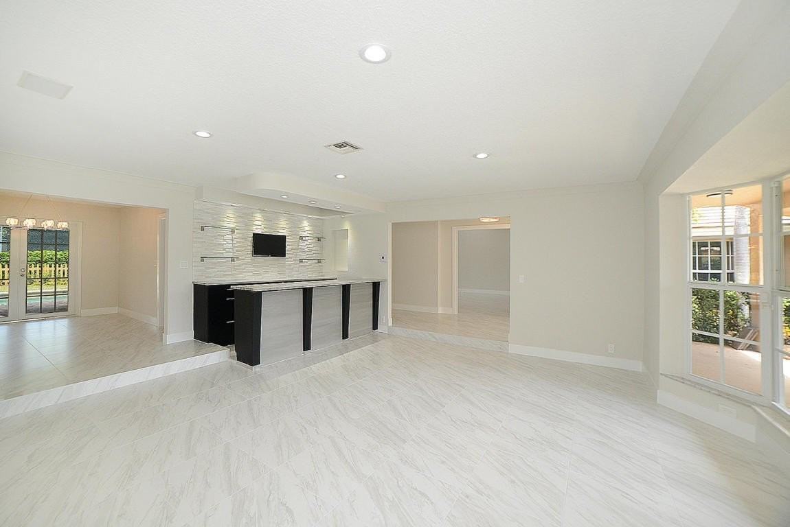 6943 Giralda Cir - Photo 4 of 30