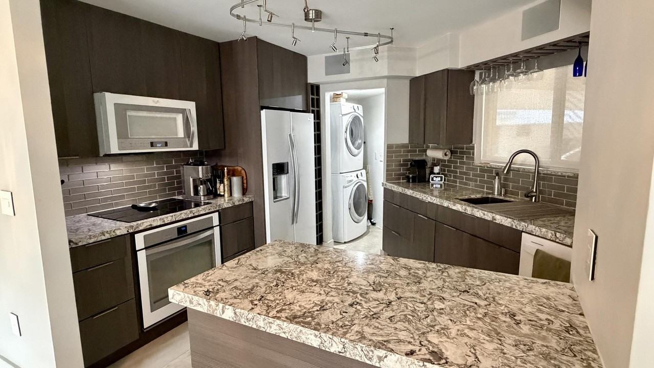 2571 Tigertail Ave - Photo 4 of 16