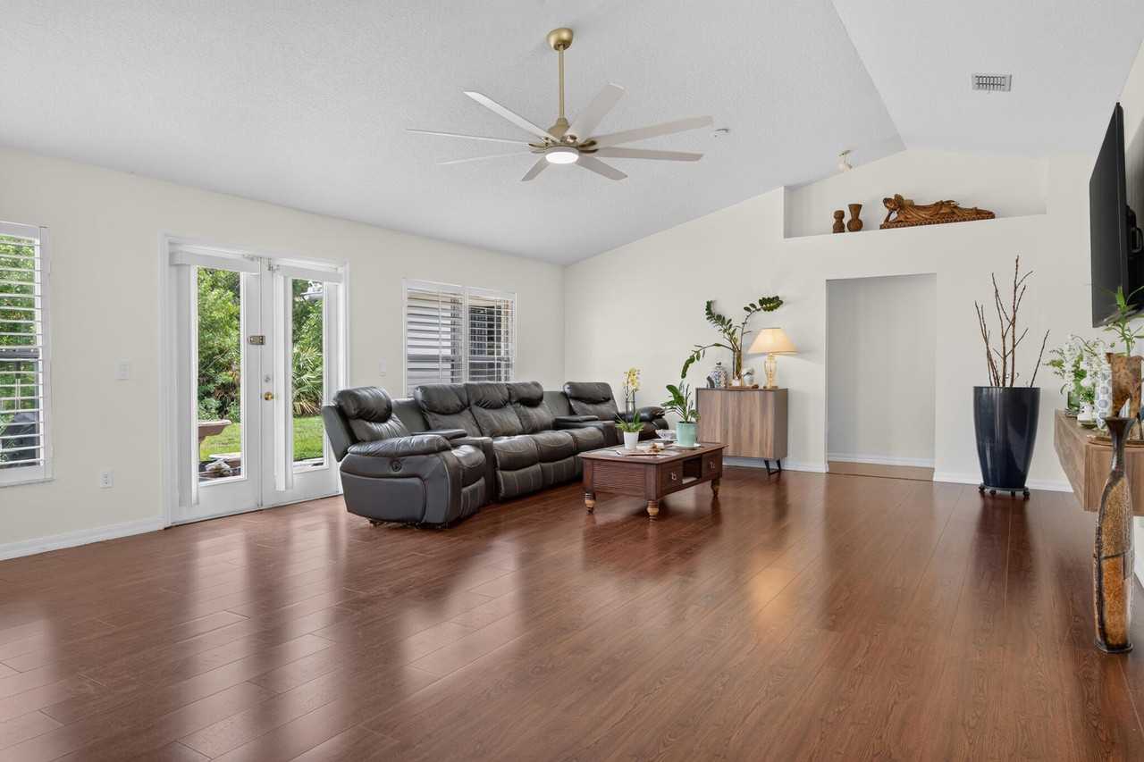 5758 Nw Benbow Ct - Photo 5 of 25