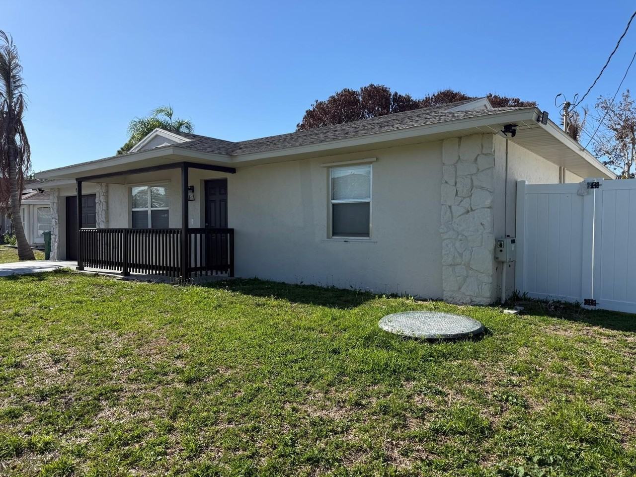 699 Nw Riverside Dr - Photo 2 of 23
